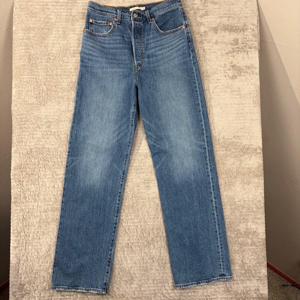 Women's Straight Leg Jeans in Mid Blue Denim